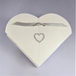 Picture of Diamante Heart Silver Almonds Favour Kit