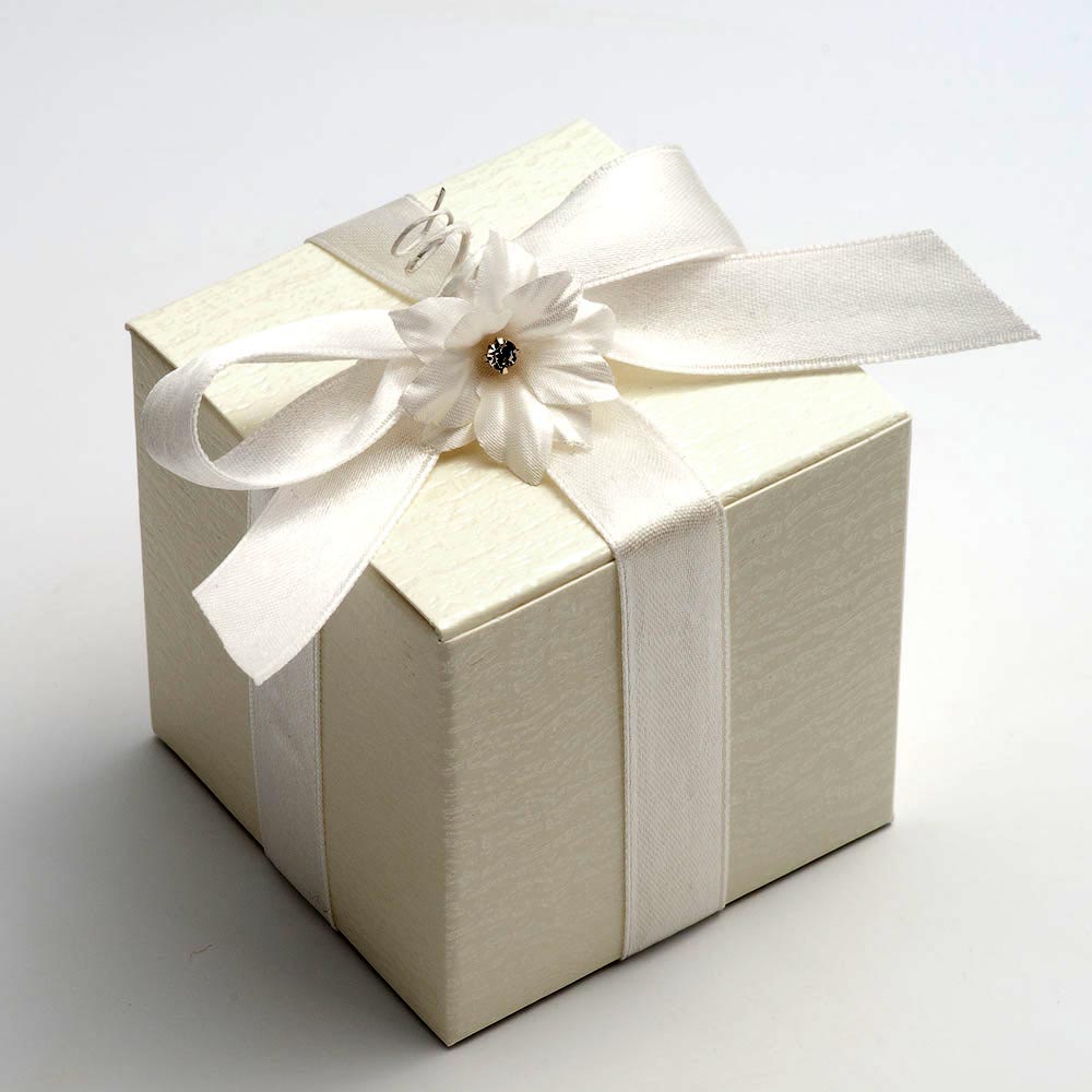 Picture of Ivory Ardesia Favour Box