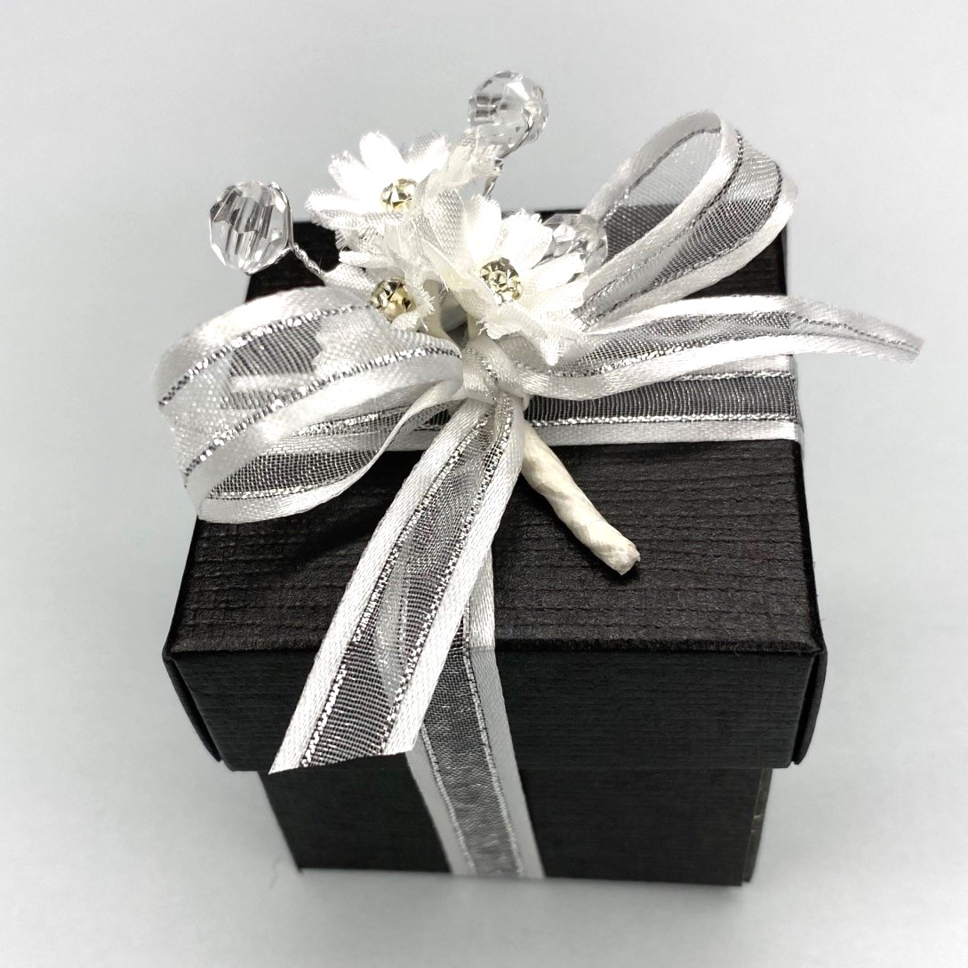 Picture of Black & White Square Box Favour