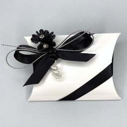 Picture for category Gloss White & Black Favours