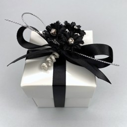 Picture of Gloss White & Black Box & Lid Favour