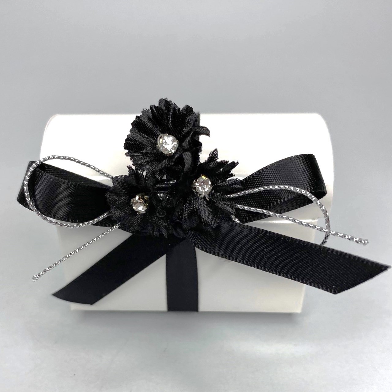 Picture of Gloss White & Black Chest Favour