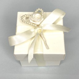 Show details for Bridal White Heart Box & Lid Favour Picture of Bridal White Heart Box & Lid Favour
