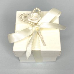 Picture of Bridal White Heart Box & Lid Favour