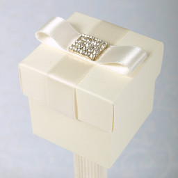 Show details for Diamante Elegance Box & Lid Favour Picture of Diamante Elegance Box & Lid Favour
