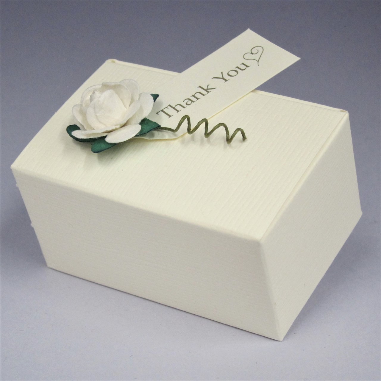 Picture of Ivory Rose Pearl Almonds Favour Kit
